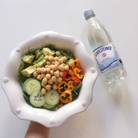 Mindful Eating | Gerolsteiner Sparkling Detox | Salad and bottle of Gerolsteiner water