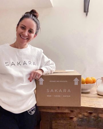 Ultimate Guide to Sakara Life | Sakara FAQ | woman holding Sakara Life Box  Sakara discount code
